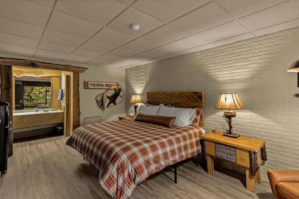 Stonegate Lodge King Bed Wifi 50In Roku Tv Salt Water Pool Room #102 Юрика Спрингс Экстерьер фото
